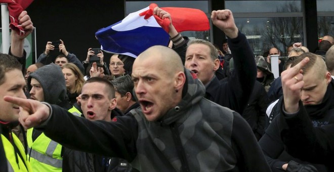 Un grupo de extremistas en una manifestación contra los inmigrantes en Calais, Francia. REUTERS