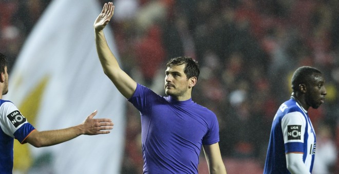Iker Casillas, portero del Oporto, saluda a los aficionados de su equipo tras ganar al Benfica en Lisboa. - AFP