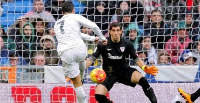 Cristiano Ronaldo bate al portero del Athletic Club Gorka Iraizoz para hacer el cuarto del Madrid. - EFE