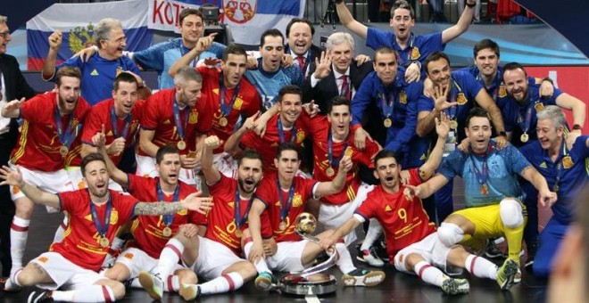 La selección española de fútbol sala celebra el título conseguido en Serbia. - EFE