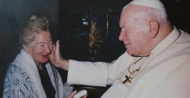 Una de las fotografías reveladas por la BBC del papa Juan Pablo II junto a Anna-Teresa Tymieniecka.