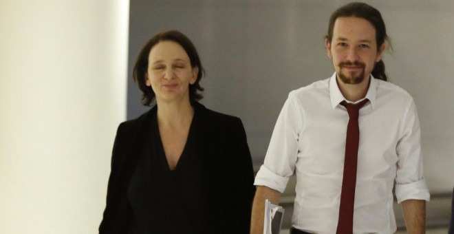 El secretario general de Podemos, Pablo Iglesias, acompañado por el portavoz económico del partido, Nacho Álvarez, y la diputada Carolina Bescansa, antes de presentar en el Congreso su oferta de programa de gobierno de coalición con el PSOE. EFE/Zipi