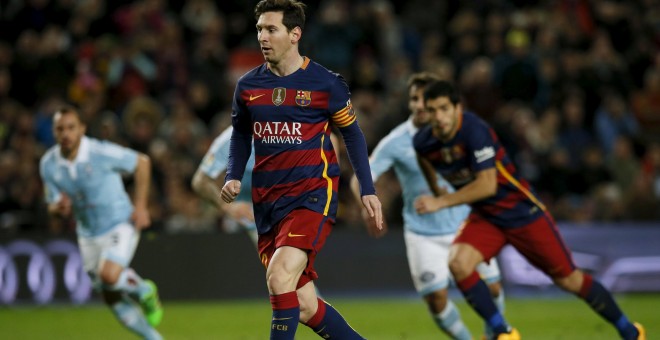 Messi en el momento de ceder el balón a Luis Suárez en el penalti contra el Celta. /REUTERS