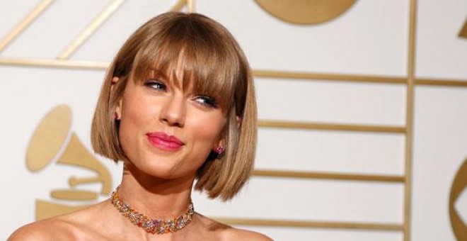 La cantante Taylor Swift con sus tres premios Grammy. REUTERS