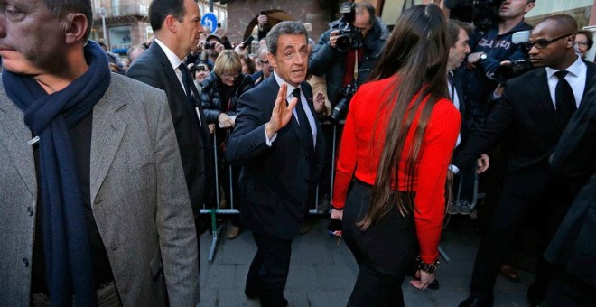 El expresidnete francés, Nicolás Sarkozy, llega para una firma de ejemplares de su último libro en París. REUTERS