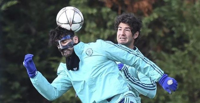 Diego Costa (izq) y Alexandre Pato en un entrenamiento del Chelsea ayer./EFE