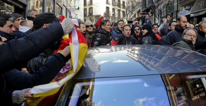 El concejal de Salud, Seguridad y Emergencias de Madrid, Javier Barbero (d), a la salida hoy de las dependencias municipales, se introduce en un coche mientras es increpado por los asistentes a una concentración de policías municipales, en los alrededores