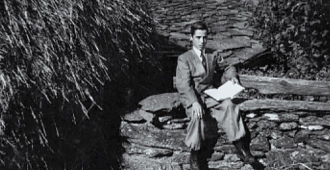 Xesús Mato, junto al pajar de su casa, en 1951.