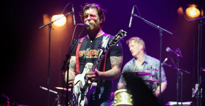 El músico, líder del grupo y cantante de Eagles of Death Metal, Jesse Hughes, durante el concierto de anoche en París. EFE