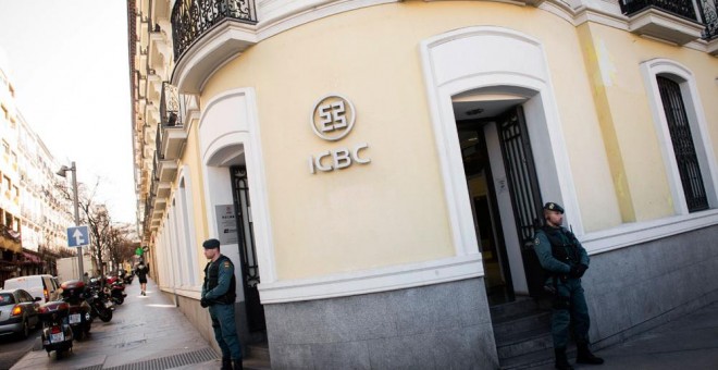 La Guardia Civil a las puertas de la sede del banco chino ICBC en Madrid. EFE