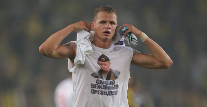 El jugador del Lokomotiv Dmitri Tarasov muestra una camiseta con la imagen del presidente ruso, Vladimir Putin, hoy, martes 16 de febrero de 2016, al final de un partido entre el Fenerbahce y el Lokomotiv por la Liga Europa, en Moscú (Rusia). EFE/Str