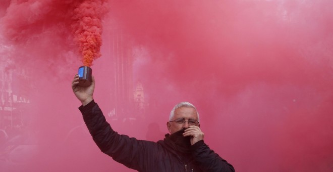 Un taxista durante la protesta en Madrid.- REUTERS