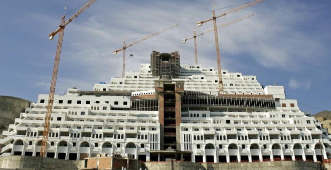 El hotel El Algarrobico, construido en Carboneras, en el Parque Natural del Cabo de Gata. EFE (Archivo)