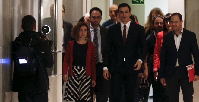 El secretario general del PSOE, Pedro Sánchez, con varios de los miembros de su equipo negociador para la investidura, en los pasillos del Congreso de los Diputados, camino de una rueda de prensa. REUTERS/Sergio Perez