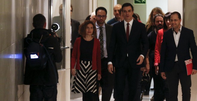 El secretario general del PSOE, Pedro Sánchez, con varios de los miembros de su equipo negociador para la investidura, en los pasillos del Congreso de los Diputados, camino de una rueda de prensa. REUTERS/Sergio Perez