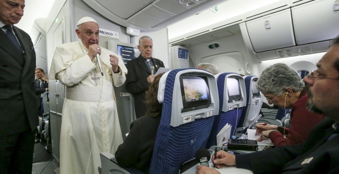 El Papa Francisco durante la rueda de prensa en el avión que le ha trasladado desde Mexico a Roma ayer, 17 de febrero. REUTERS/Alessandro Di Meo