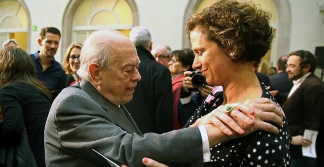 Jordi Pujol da el pésame a la hija de Muriel Casals, Laia Gash, en el Parlament. / TONI ALBIR (EFE)