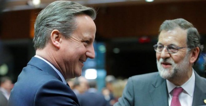 El primer ministro británico, David Cameron (i), y el presidente del gobierno español en funciones, Mariano Rajoy (d), conversan al inicio de la cumbre de líderes de la Unión Europea (UE) en Bruselas.-EFE