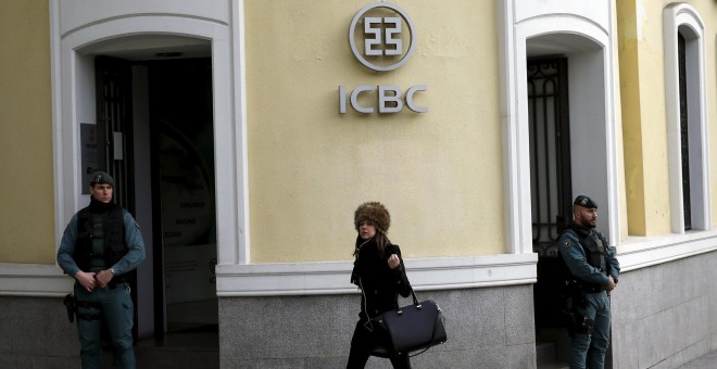 La Guardia Civil a las puertas de la sede del banco chino ICBC en Madrid, durante la operación contra el blanqueo realizada el pasado miércoles. REUTERS/Juan Medina