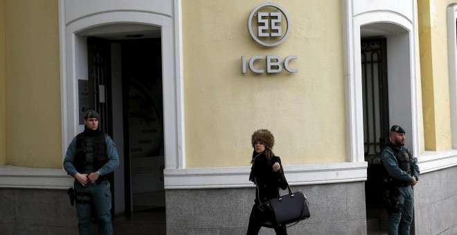 La Guardia Civil a las puertas de la sede del banco chino ICBC en Madrid, durante la operación contra el blanqueo realizada el pasado miércoles. REUTERS/Juan Medina