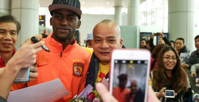 Jackson Martínez se hace selfies con aficionados del Guangzhou Evergrande. /REUTERS