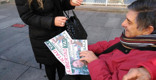 El abogado Carlos Slepoy, reparte pancartas que piden '¡Libertad ya!' para Milagro Sala, delante de la Embajada de Argentina en Madrid./J.T