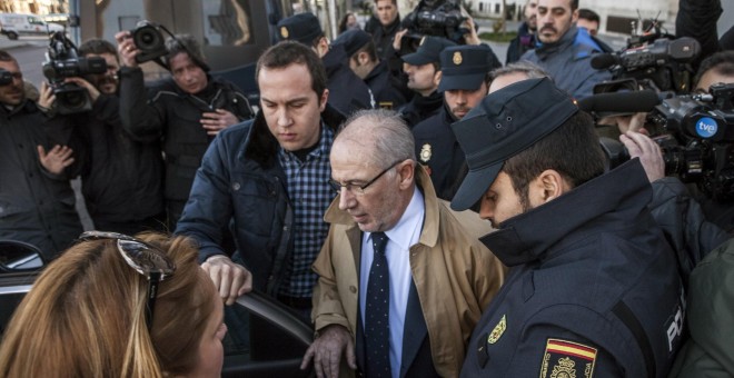 El expresidente de Bankia Rodrigo Rato, entra en un coche tras su salida hoy de los juzgados de la madrileña Plaza de Castilla, a donde ha acudido para declarar ante el juez de Madrid Antonio Serrano-Arnal en una pieza bajo secreto de sumario que investig