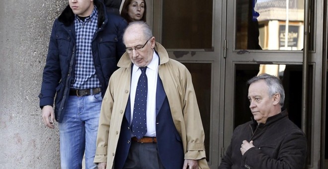 El expresidente de Bankia Rodrigo Rato, a su salida hoy de los juzgados de la madrileña Plaza de Castilla a donde ha acudido para declarar ante el juez de Madrid Antonio Serrano-Arnal en una pieza bajo secreto de sumario que investiga el origen de su fort