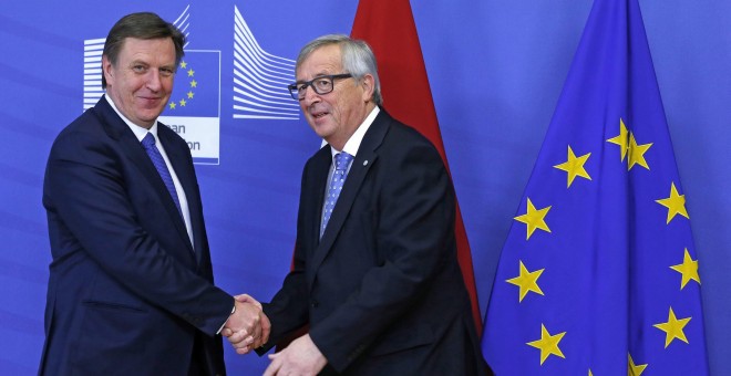 El primer ministro letón Maris Kucinskis (izq) es recibido por el presidente de la Comisión Europea, Jean-Claude Juncker, en Bruselas.- REUTERS / Yves Herman