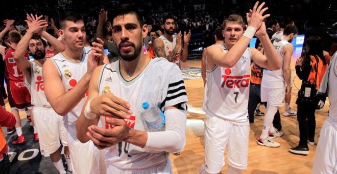 Los jugadores del Real Madrid celebran el pase a semifinales tras vencer al Montakit Fuenlanbrada. /EFE