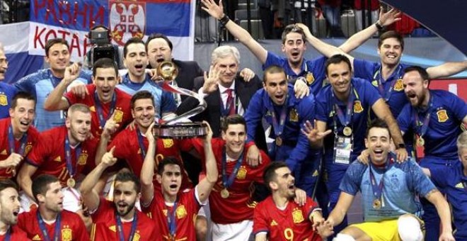 José Venancio López, en el centro, festeja junto al resto de la selección el Europeo de fútbol sala. /EFE