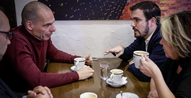 Fotografía facilitada por IU, del portavoz parlamentario, Alberto Garzón (d), durante la reunión que ha mantenido hoy en Madrid con el exministro griego de Finanzas Yanis Varoufakis, en apoyo de la iniciativa 'Plan B para Europa'. EFE/José Camó