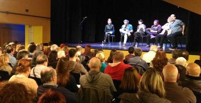 Monedero, en el centro de los ponentes del acto de apoyo a la Ley 25 de Emergencia Social. LS