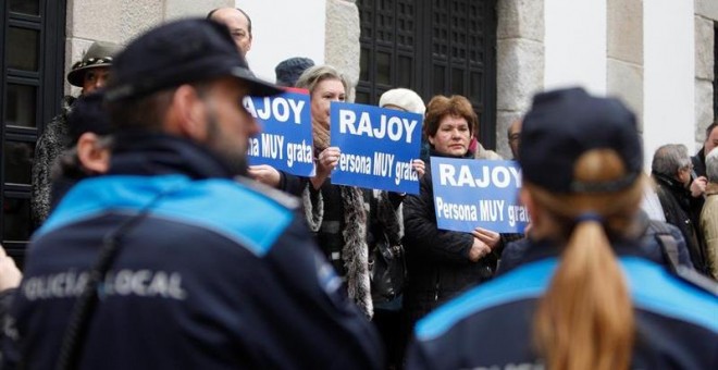 Dirigentes del Partido Popular y trabajadores de Ence han mostrado hoy su apoyo a Mariano Rajoy antes del pleno municipal de Pontevedra que nombrará al presidente del Gobierno en funciones 'persona non grata' por ampliar la concesión, por sesenta años, a