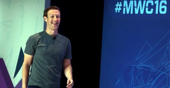 El creador de Facebook, Mark Zuckerberg al inicio de su conferencia en el Congreso Mundial de Móviles que se celebra desde este lunes hasta este jueves en el recinto Gran Vía de Fira de Barcelona. EFE/Toni Albir