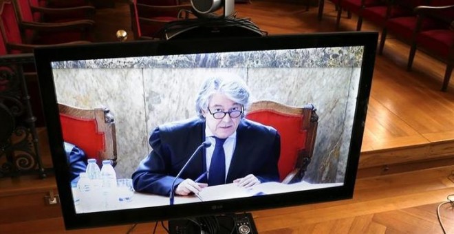 El letrado de Rosario Porto, en una pantalla de la sala de prensa del Tribunal Superior de Xustiza de Galicia, durante la vista de apelación de la sentencia. EFE/Lavandeira jr