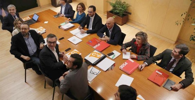 Los equipos negociadores de PSOE y C's, en una de sus reuniones plenarias. Archivo EFE