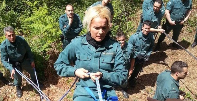 Vanesa Fraga, en un entrenamiento de la Guardia Civil junto a sus compañeros. PÚBLICO