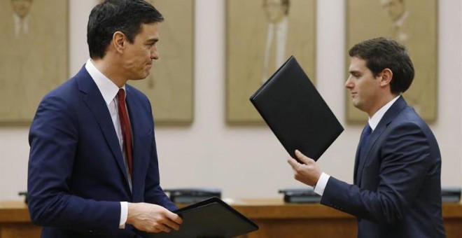 El secretario general del PSOE, Pedro Sánchez (i), y el presidente de Ciudadanos, Albert Rivera, durante la firma de un acuerdo de investidura y legislatura alcanzado entre los dos partidos. / EFE