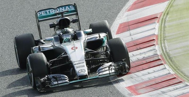 El piloto alemán Nico Rosberg, de Mercedes, este miércoles durante los test en Montmeló. /EFE