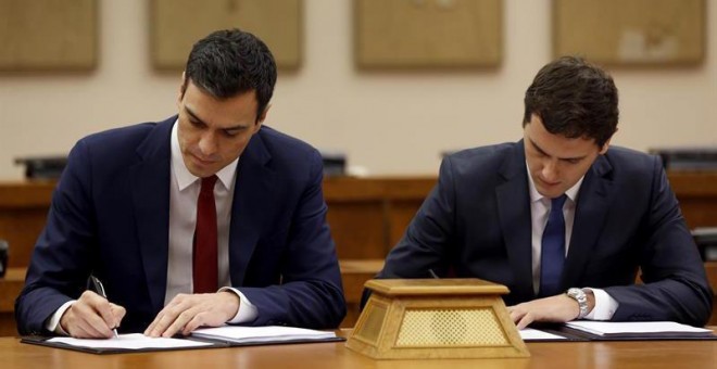 Sánchez y Rivera firman el pacto. / CHEMA MOYA (EFE)