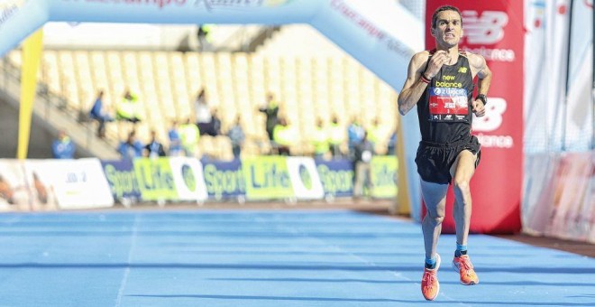 Jesús España haciendo su entrada en la línea de meta del maratón de Sevilla.