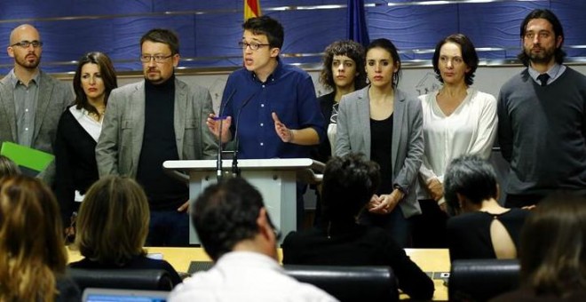 El portavoz de Podemos, Íñigo Errejón (c), junto a los miembros del equipo negociador durante la rueda de prensa ofrecida esta tarde en el Congreso de los Diputados, en la que han anunciado que el pacto que el PSOE ha firmado con Ciudadanos ha frustrado
