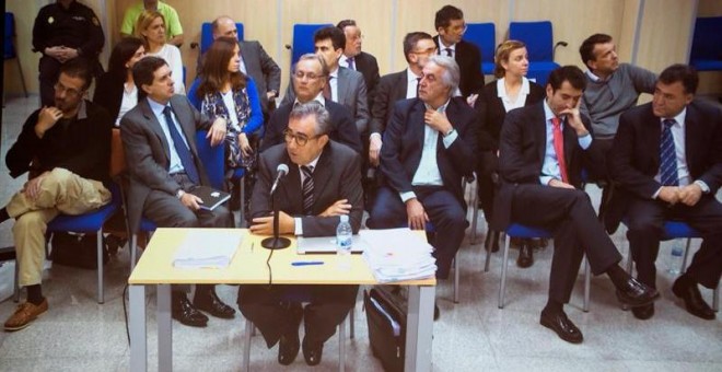 Diego Torres durante su interrogatorio en el juicio por el caso Nóos. Al fondo, el resto de los procesados. EFE/Cati Cladera