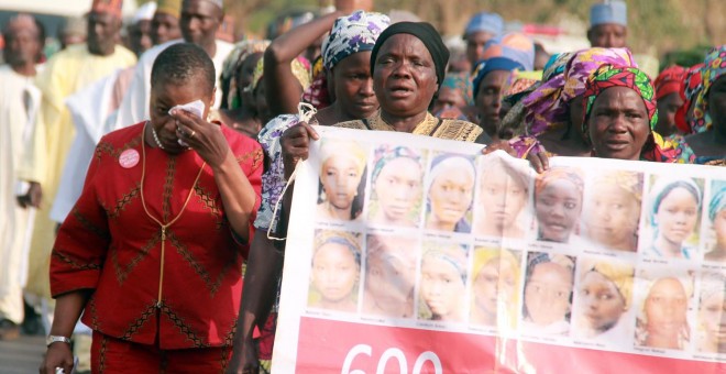 Familiares protestan bajo el lema 'Bring Back Our Girls' (Devuelve a nuestras niñas) pidiendo que se encuentren a las niñas secuestradas por el grupo terrorista Boko Haram en Chibok en abril de 2014./AFP