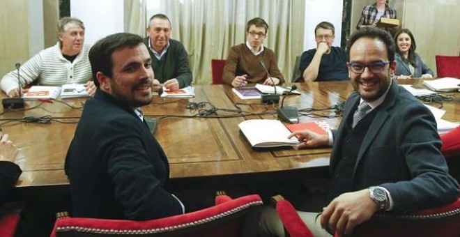 El líder de IU, Alberto Garzón (i), el portavoz parlamentario del PSOE, Antonio Hernández (c), ; Íñigo Errejón (3i) de Podemos y Joan Baldoví de Compromís (2i), (enfrente), entre otros, durante la reunión de los equipos negociadores del PSOE, Podemos, IU