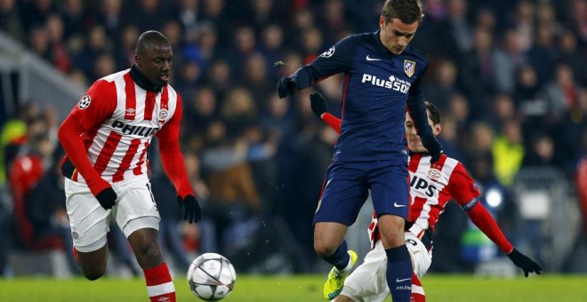 Griezmann intenta avanzar con el balón en un momento del partido contra el PSV. REUTERS/Michael Kooren