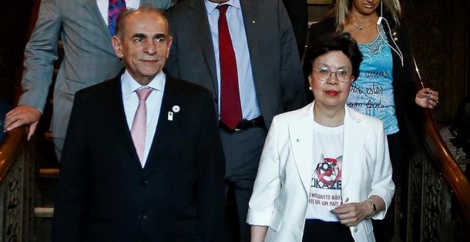 La directora de la Organización Mundial de la Salud (OMS), Margaret Chan, viste la camiseta alusiva a la campaña contra el mosquito del Zika, 'ZikaZero', al lado del ministro de Salud de Brasil, Marcelo Castro, en Rio de Janeiro (Brasil)./ EFE