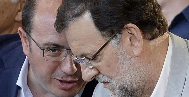Pedro Antonio Sánchez, presidente regional del PP en Murcia e investigado por corrupción en el caso 'Auditorio', junto a Mariano Rajoy