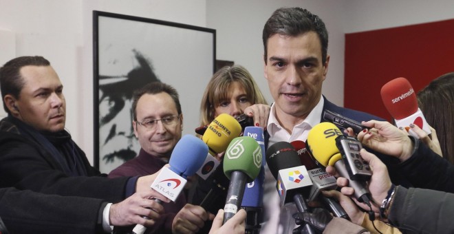 El secretario general del PSOE, Pedro Sánchez, contesta a las pregunta de los periodistas a su salida de la Agrupación Socialista de Pozuelo de Alarcón, tras despositar su voto en la consulta a los militantes socialistas sobre el acuerdo firmado con Ciuda